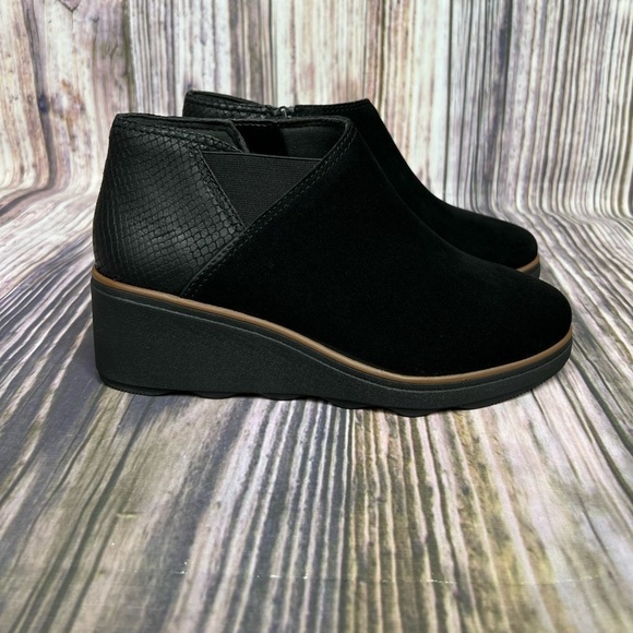 Clarks Mazy Harwich Black Suede Leather Wedge Ankle Booties New Size 7W - Picture 4 of 14